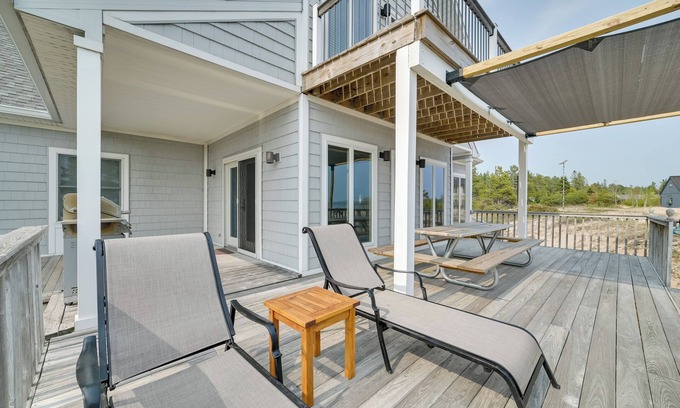 De Tour Village House | Chic Townhome on Lake Huron w/Private Beach!