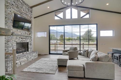 Annabella House | Chic Utah Getaway with Fireplace, Sauna and 2 Decks!