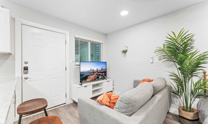 Highland Apartment | Chic West Downtown studio w/washer&dryer