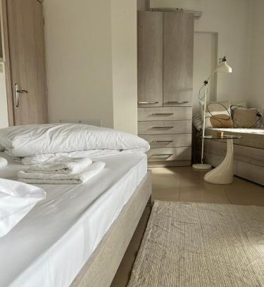 Komotini Apartment | Chicago Studio