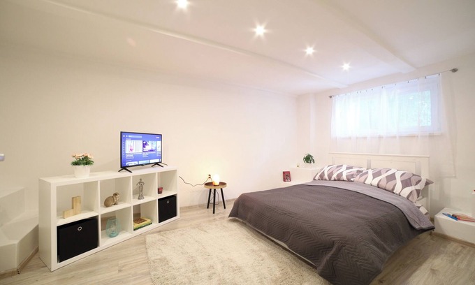 Palmovka Apartment | Chill Vibes: Netflix, PS5 & Free Parking!