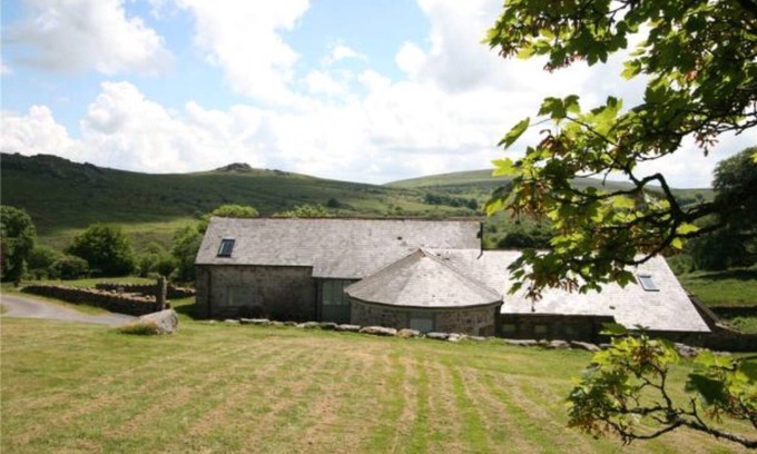 Newton Abbot House | Chinkwell Tor barn near Widecombe in the Moor