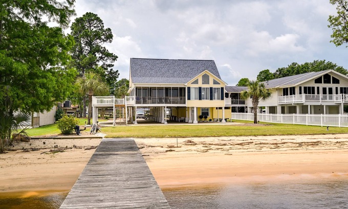 Chocowinity House | Chocowinity Waterfront Getaway w/Boat Dock!