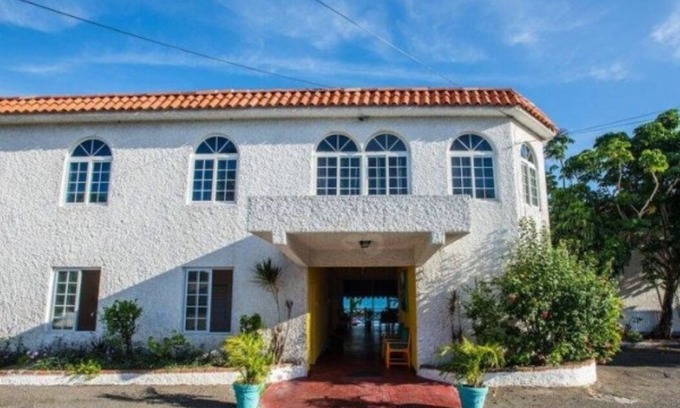 Tower Isle Apartment | Chrisanns Hidden Cove Double Bed room max 3 guests, pool, beach