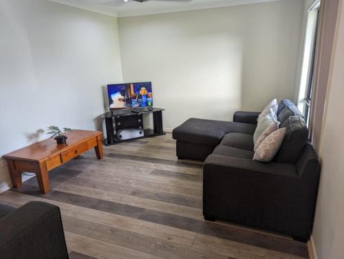 New Auckland House | Christa's 4Bedroom Entire Private House Gladstone City