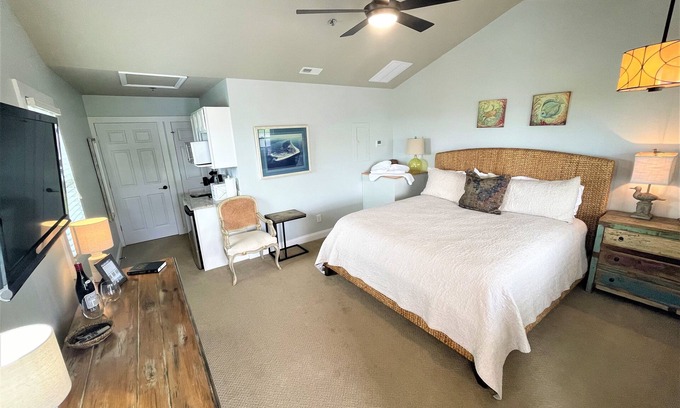 Crystal Coast Condo | Church Street #7 -Cozy 1-bedroom condo in charming downtown Swansboro