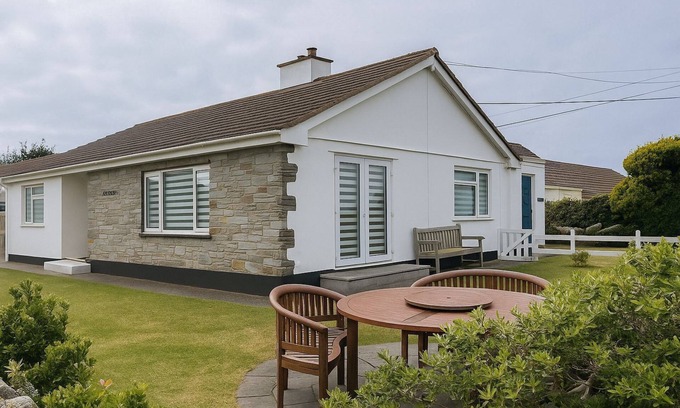 Penzance House | Chyvounder, Sennen - sleeps 6 guests in 3 bedrooms