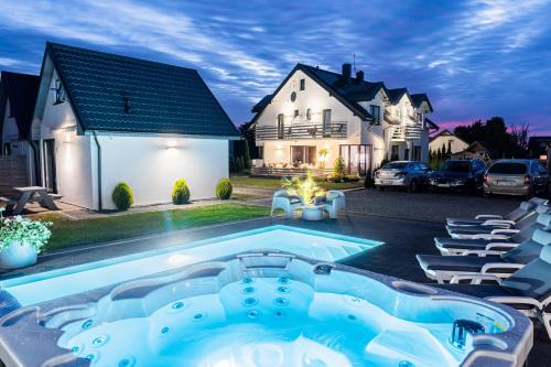 Karwienskie Bloto Drugie Cabin | Cichy Domek - Podgrzewany Basen, Jacuzzi, Plac Zabaw - Karwia - Spokój i Rodzinny Wypoczynek