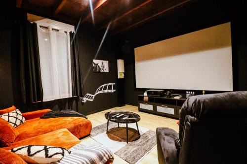 La Force Apartment | Cinéma privé - Movie Night Loft