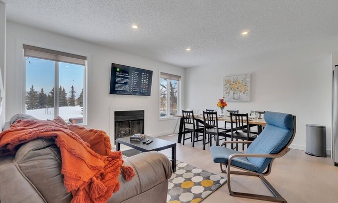 Southeast Edmonton Apartment | Cindy - 3 Bedrooms, Cozy Main Floor Suite!