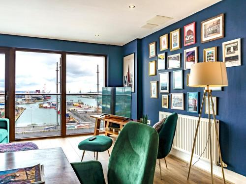 Belfast Apartment | City Centre Top Floor w Balcony Sunset Views Pass the Keys