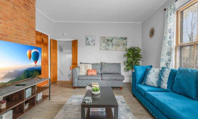 Hartford Apartment | City Charm Walk to Trinity & Hospital with Parking