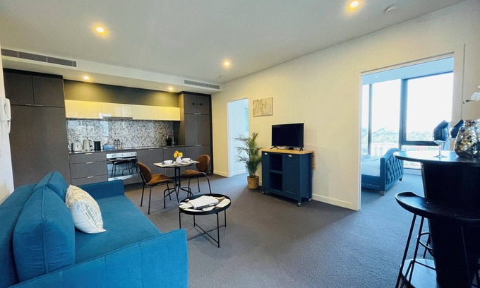 Southbank Apartment | City Hidden Gem - Delux 2B with Parking/Balcony/Pool/Sauna/Gym, Walk to Crown!