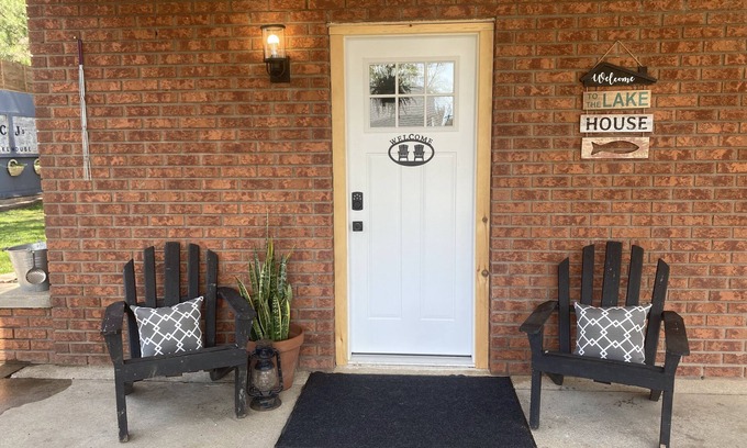Leamington House | CJs Lakehouse is 1km to Point Pelee. Huge yard, firepit, pets welcome!