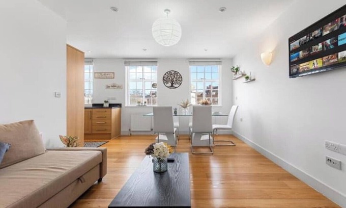 Stockwell Apartment | Clapham’s Hidden Gem, 2BR and 2BA Apartment
