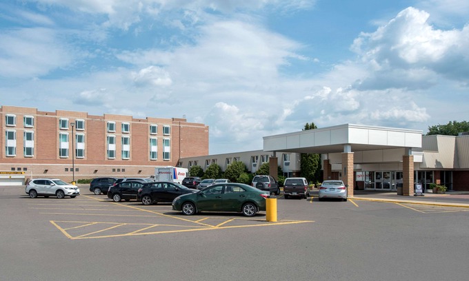 Brandon Hotel | Clarion Hotel & Suites