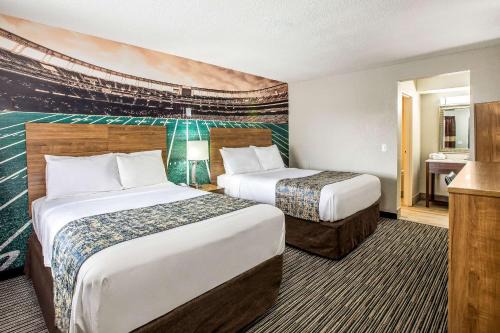 East Lansing Hotel | Clarion Pointe East Lansing University Area
