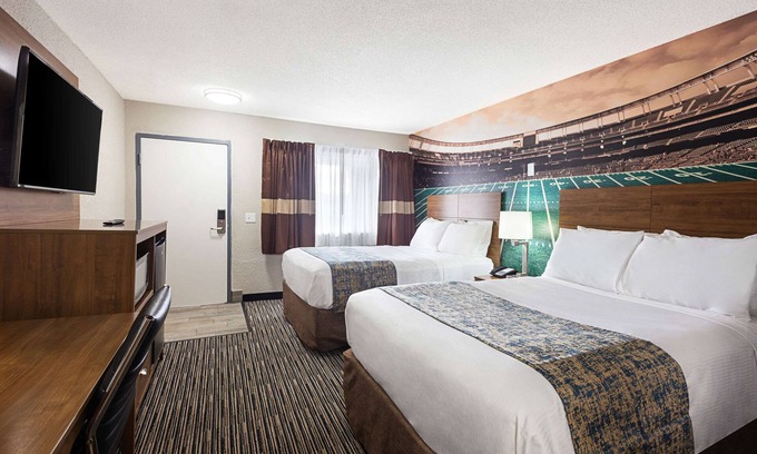 East Lansing Hotel | Clarion Pointe East Lansing University Area