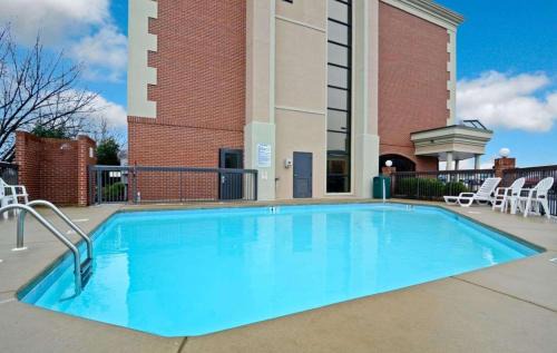 Greensboro Hotel | Clarion Pointe Greensboro Airport
