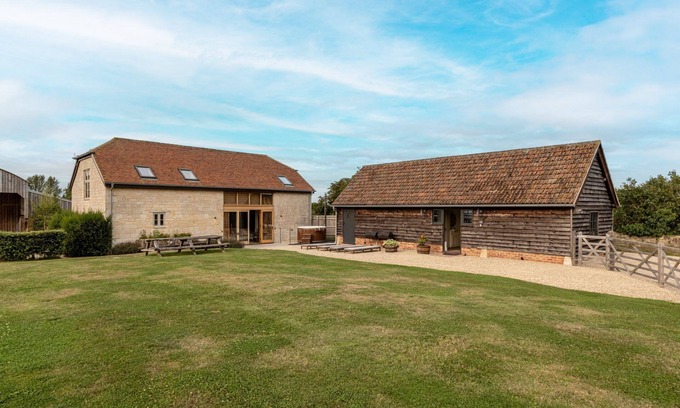 Faringdon Cottage | Classic Family Barn Conversion with hot tub - High & Little Barns