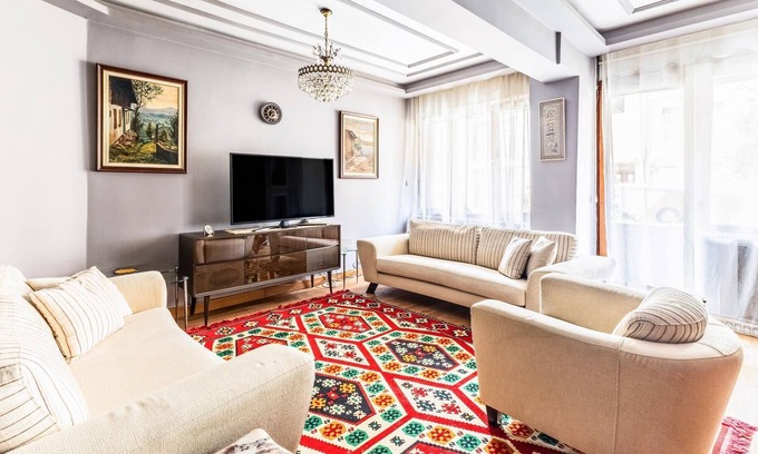 Uskudar Apartment | Classic Flat w Balcony 7 min to Capitol Mall