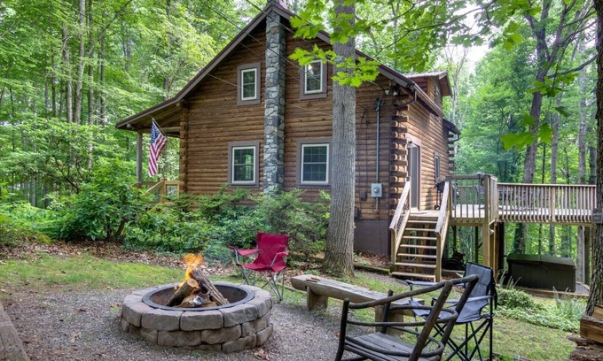 Weaverville Cabin | Classic log cabin 20 minutes to downtown Asheville/hot tub/fire pit/game room