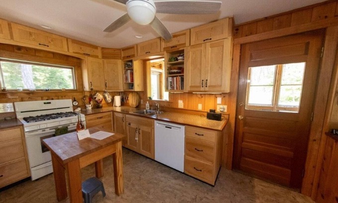 Phippsburg Cottage | Classic Popham Cottage, Rustic with Amenities. Large Yard, Steps to Beach, Near Popham State Park...