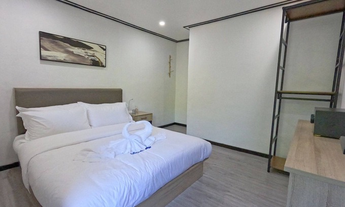 Coron Town Proper Hotel | Classic Queen Room in Coron with Breakfast and Pool