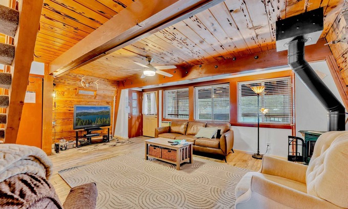 Serene Lakes House | Classic Tahoe Charm – 3 Ski Resorts Within 5 Miles