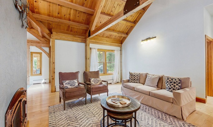 Freedom House | Classic Wooded Retreat W/Gorgeous Interior & Great Location Near Skiing & Lake