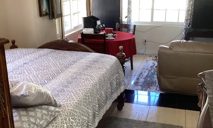 Miramar Apartment | CLASSY 1 BEDROOM APART. WITH POOL, WIFI & AC IN MIRAMAR, SLEEPS 2 OR MORE, WOW!