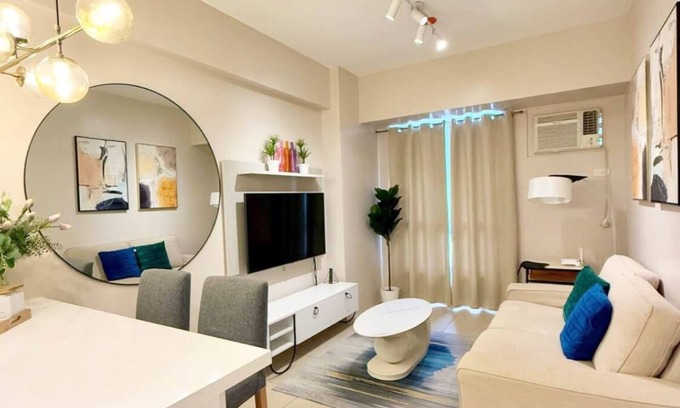 Bonifacio Global City Condo | Classy Condo/High Speed Wifi/Free use of swimming pool/Across Uptown Mall/BGC