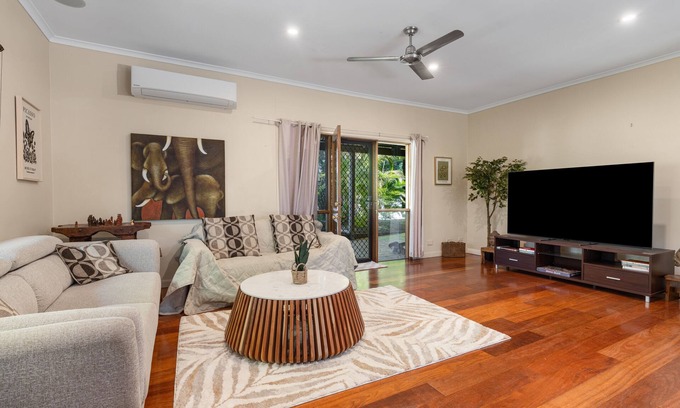 Wellington Point House | Classy Resort Feel home with Pool