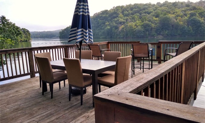 Pulaski House | Claytor Lake Hideaway