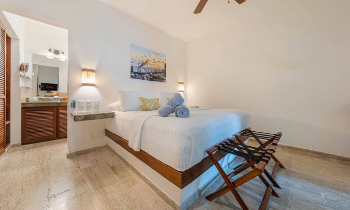 Colonia Salina Chica Villa | Clean, adult-only private villas at Isla Retreats, close to restaurants & beach