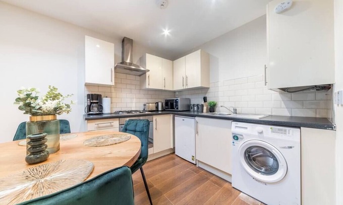 Enfield Highway Apartment | Clean and Comfy 2BR Apartment Perfect Location