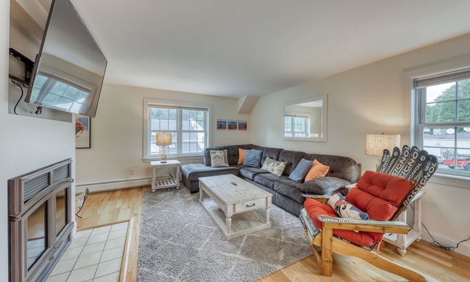 Stowe Area Condo | Clean & Bright Condo near Slopes & Lakes with Amazing Walkable Locale