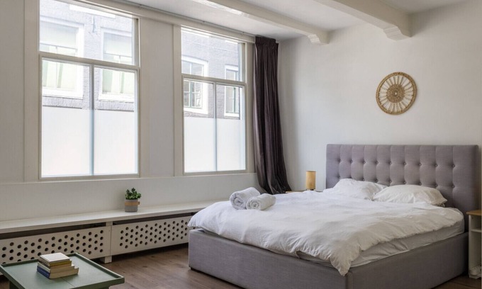 Burgwallen Nieuwe Zijde Apartment | Clean, central apartment