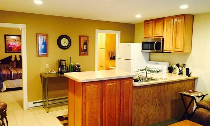 Waverly Apartment | CLEAN, COMFORTABLE and QUIET