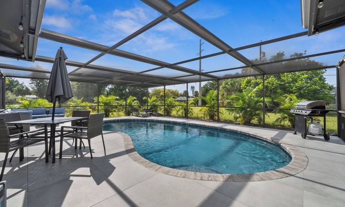 Venice Gardens House | CLEAN! Heated Pool! Close Beaches! Pet OK! CLEAN!