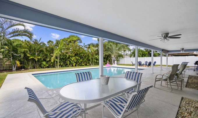 Eastview Manor House | Clean Home Large Heated-Pool - 3/2 +Ofc/den - 3 Miles to Beach "Jupiter Escape"