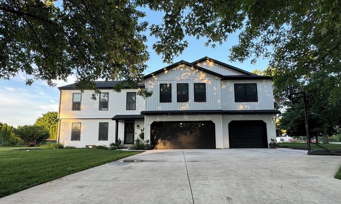 Granger House | Clean, Kid-Friendly, 12 Min. From Notre Dame