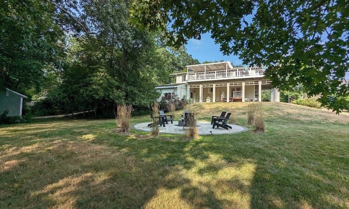 Kenyon House | Clean, light filled 4br house on Greenhill pond