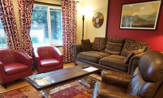 Hood River House | Clean, peaceful and affordable home with jacuzzi, NOT A PARTY HOUSE