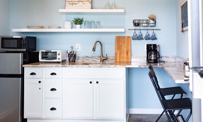 University District Apartment | Clean & Serene Studio - easy on/off interstate