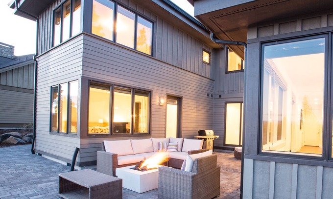 Bend House | Clear ☀ Bend days ~ 24-hr staff ~ great for large families ~ resort pool ~ W/D ~