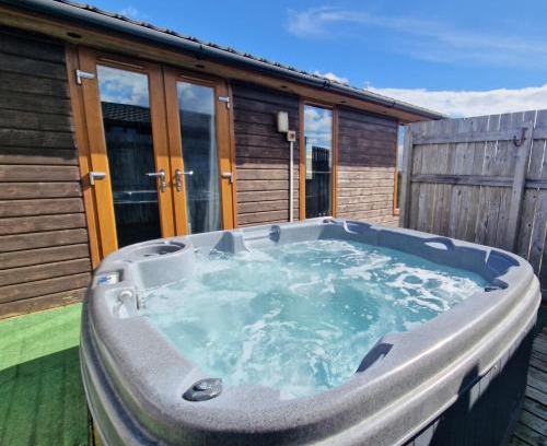 Kelty Ski Chalet | Cleish 7 With Private Hot Tub - Fife - Loch Leven - Lomond Hills - Pet Friendly