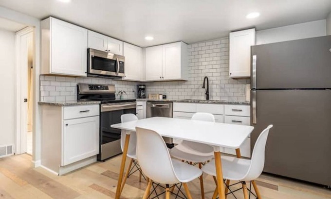 Dubuque House | Clementine Cutie 2bd1b-w/pullout