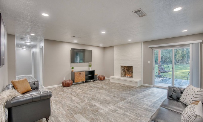 Voth House | Click Now 20% Off Spindletop House 4 bedroom 3 bath & Gameroom! 🎩🎲💰🏦💸
