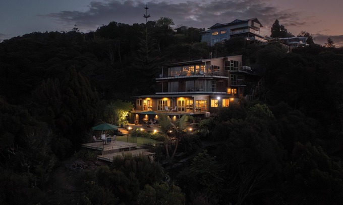 Opua Cabin | Cliff Edge by the Sea